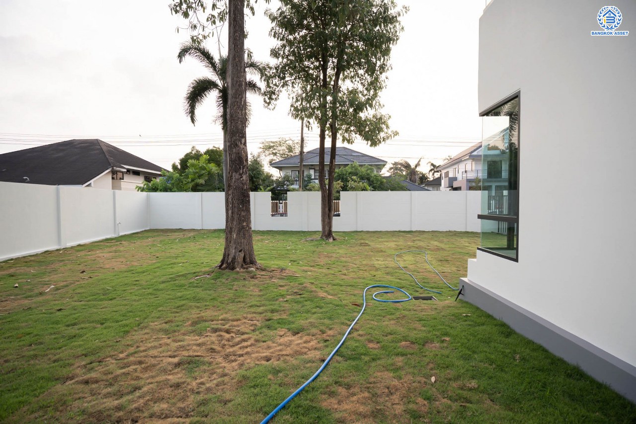 บ้านมือสองตกแต่งใหม่ โครงการ กฤษดานคร20 ปิ่นเกล้า-บรมราชชนนี บ้านหลังมุม ติดทะเลสาบ บนเนื้อที่กว้างมากถึง 238 ตร.ว. ตกแต่งด้วยวัสดุเกรดพรีเมี่ยม ฟังก์ชัน 5 ห้องนอน 6 ห้องน้ำ 1 ห้องอเนกประสงค์ 4 ที่จอดรถ พร้อมทั้งเปลี่ยนระบบไฟฟ้า สุขาภิบาล ทำเลศักยภาพ ติดถนนบรมราชชนนี ใกล้มหาวิทยาลัยมหิดล และเพียง 10 นาทีถึงเซ็นทรัล ปิ่นเกล้า